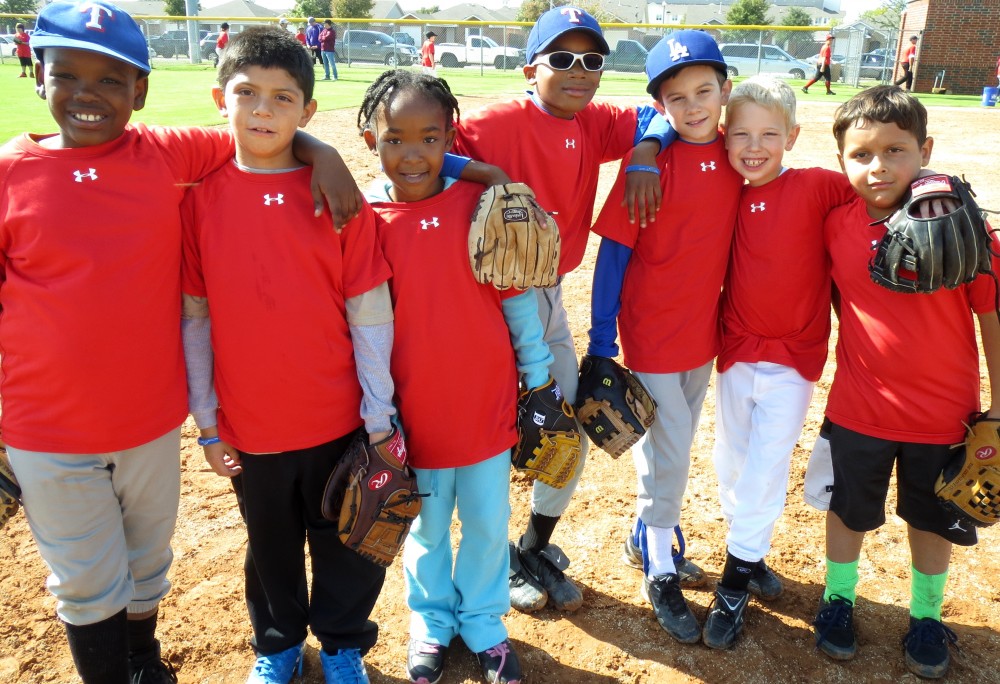 Dodger Clayton Kershaw gives back to kids in West Dallas